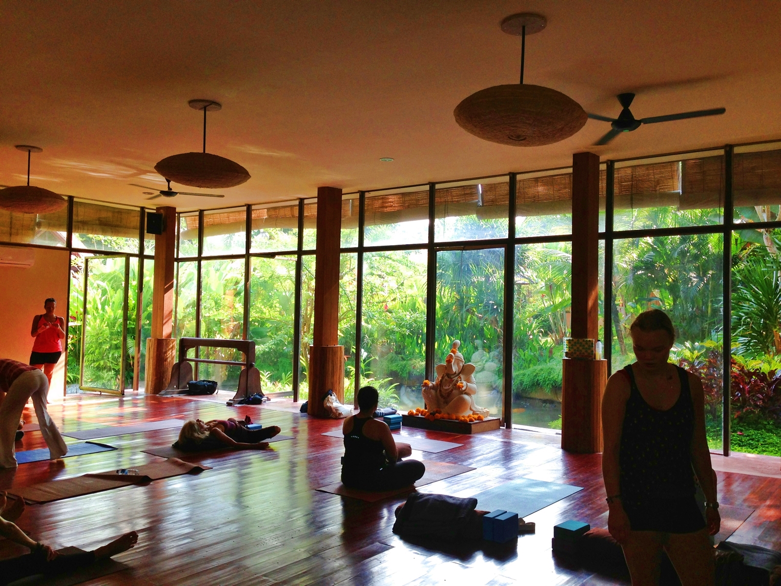 ヨガバーンでモーニングヨガ Yoga at The Yoga Barn, Bali *wagamama travel*