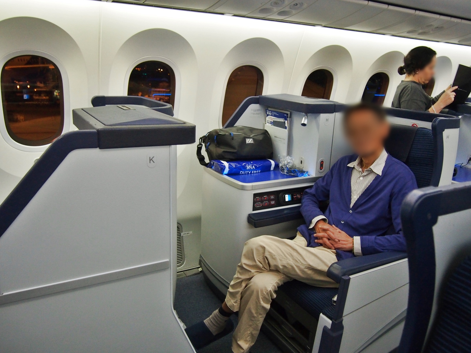 ANAのビジネスクラス-スタッガードシートで快適な空の旅 – *wagamama travel*
