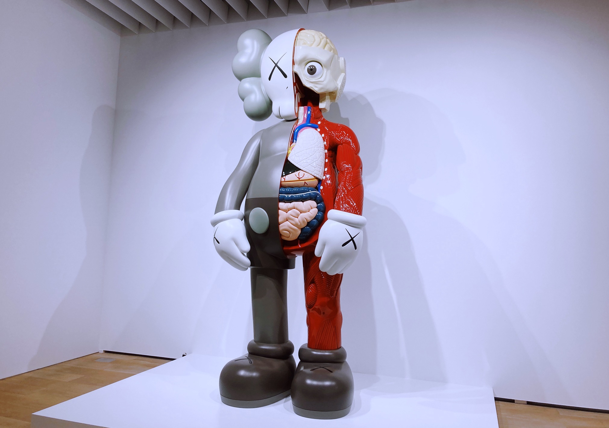 ポップカルチャーの巨匠 KAWS TOKYO FIRST展へ – *wagamama travel*